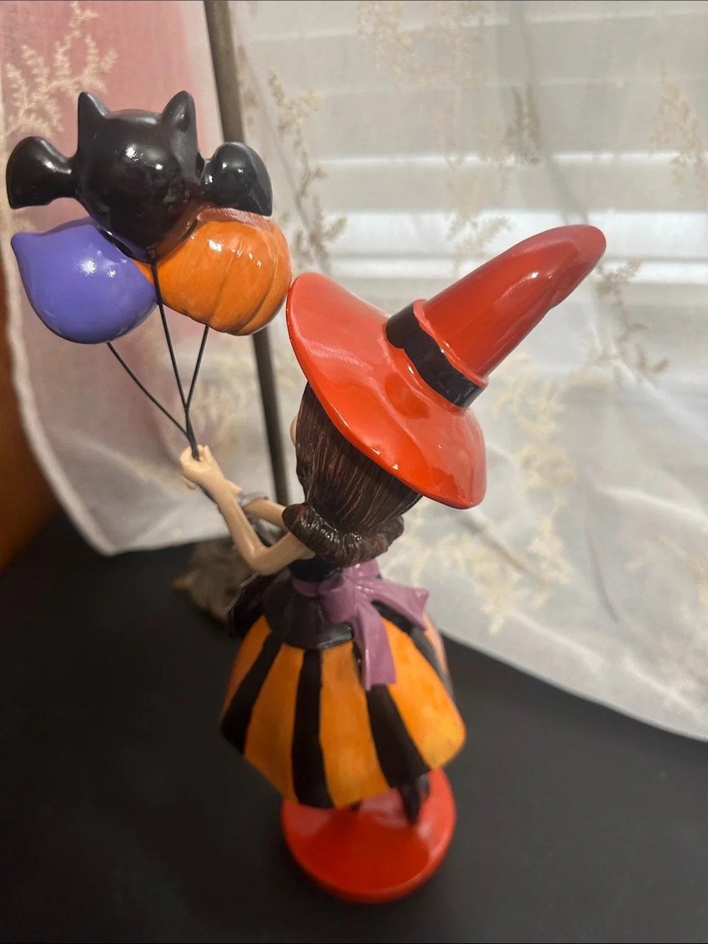 Bella luxx Halloween girl with wire balloons decor